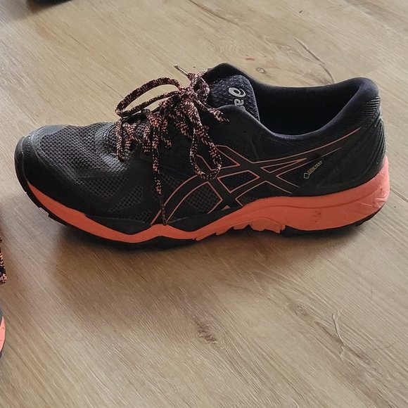 Running shoes - Picture 1 of 2
